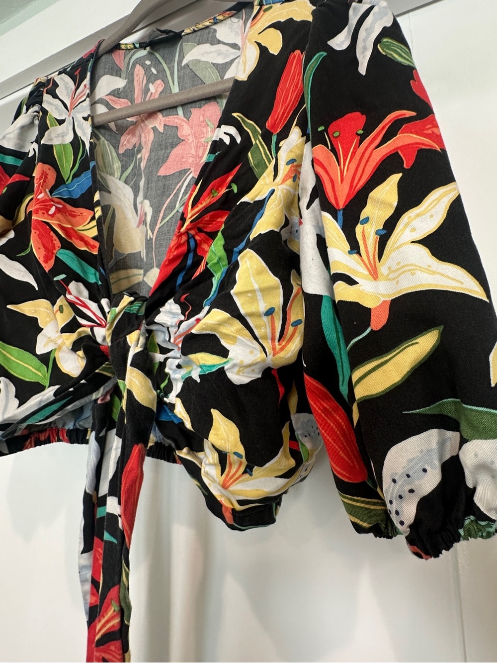 EUC Kate Spade Summer Lilies Wrap Top Size Large Black Multicolor Floral - Picture 5 of 7